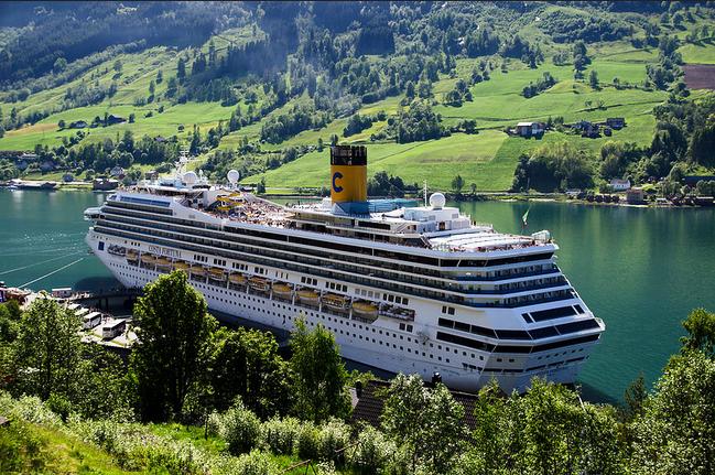 El Costa Fortuna atracado en uno de los bellos Fiordos Noruegos CRUCEROS FIORDOS NORUEGOS COSTA FORTUNA CRUCEROS NORTE DE EUROPA NORUEGA